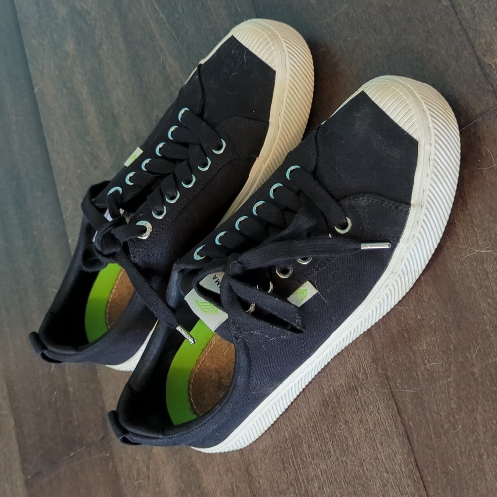 Cariuma OCA Low Black Canvas Sneaker